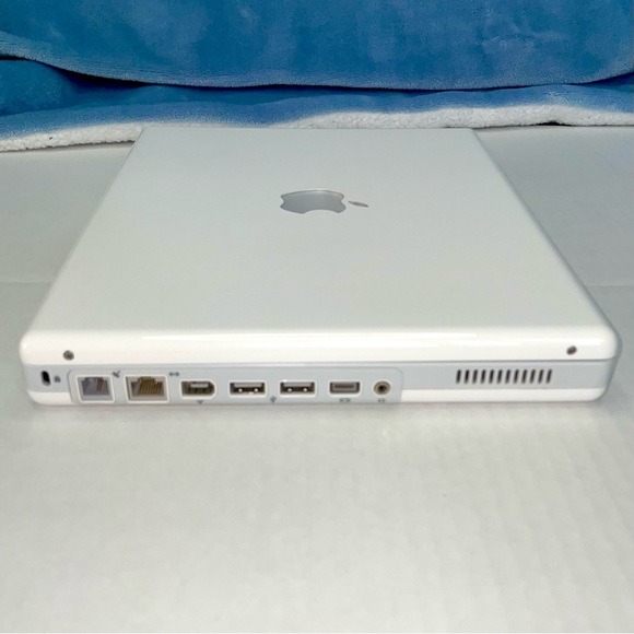 As is iBook G4 Apple 2005 model a1133, all parts in good condition except screen - Picture 6 of 10